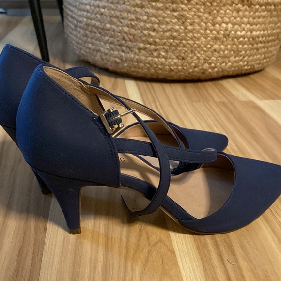 ✨Host Pick ✨Navy blue sling back kitten heels - Picture 2 of 5